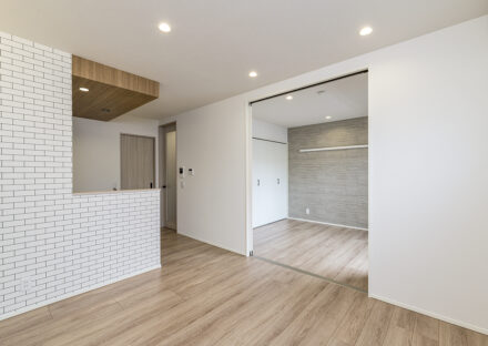 名古屋市北区の木造3階建てアパートの大きな仕切り戸を開ければ、光と風が部屋の隅々まで通り抜ける心地よい設計のLDKと洋室