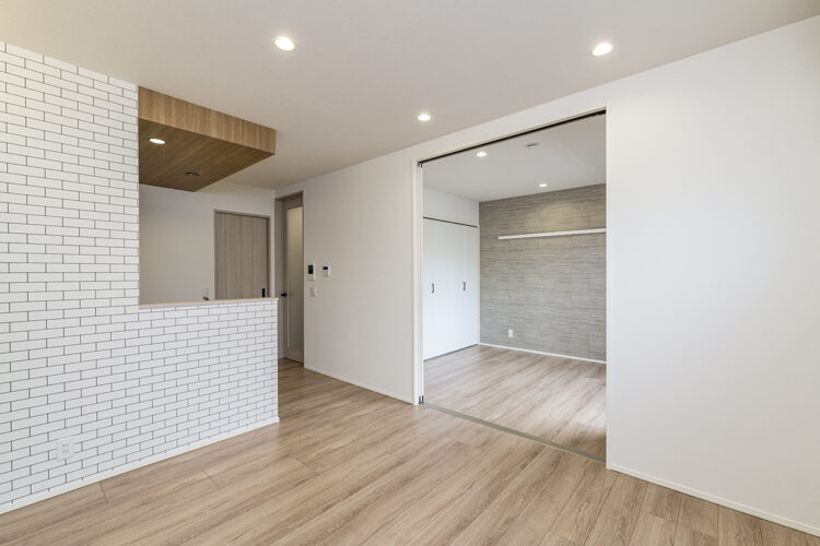 名古屋市北区の木造3階建てアパートの大きな仕切り戸を開ければ、光と風が部屋の隅々まで通り抜ける心地よい設計のLDKと洋室