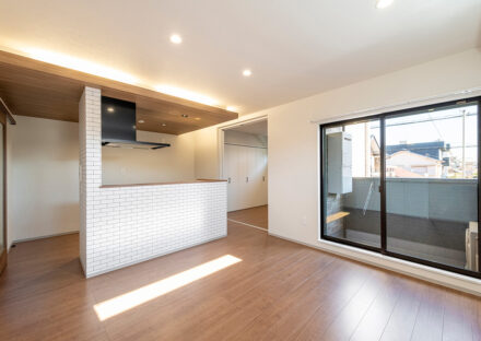 名古屋市北区の約60坪の土地の木造3階建てアパートの間接照明と木のぬくもりが感じられるLDK