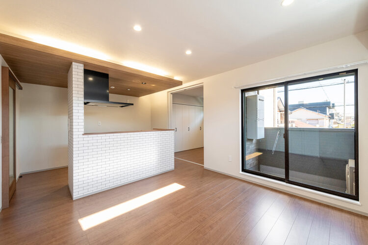 名古屋市北区の約60坪の土地の木造3階建てアパートの間接照明と木のぬくもりが感じられるLDK