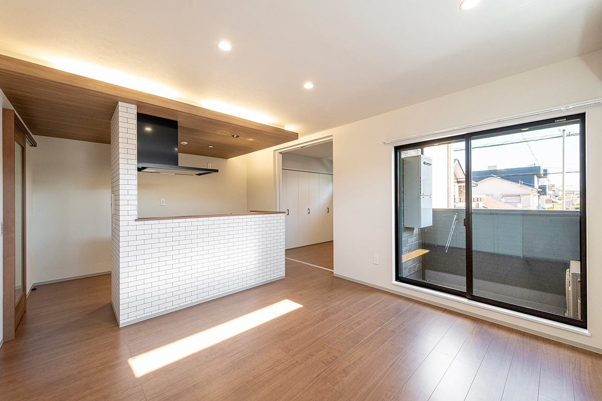 名古屋市北区の約60坪の土地の木造3階建てアパートの間接照明と木のぬくもりが感じられるLDK