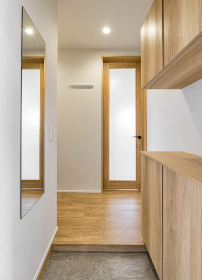 名古屋市北区の木造3階建てアパートの姿見と鏡の付いた玄関ホール