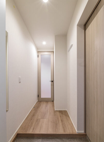 名古屋市北区の木造3階建てアパートのシューズクローゼットの扉を閉めるとスッキリとした空間の広がる玄関ホール