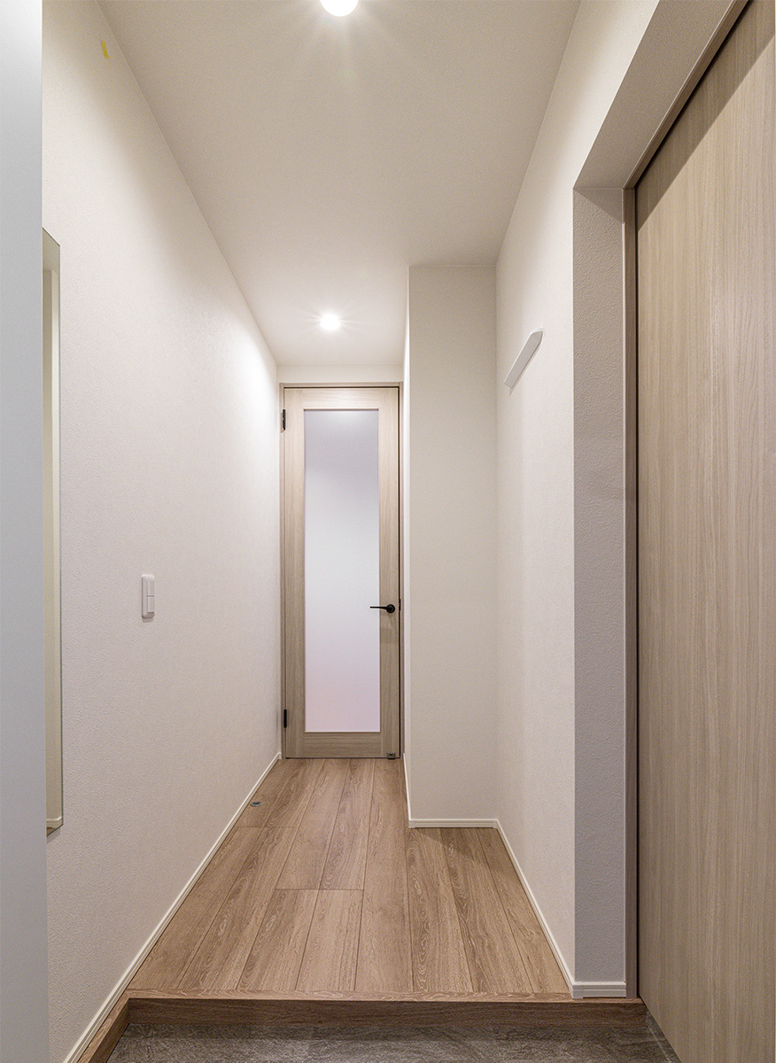 名古屋市北区の木造3階建てアパートのシューズクローゼットの扉を閉めるとスッキリとした空間の広がる玄関ホール