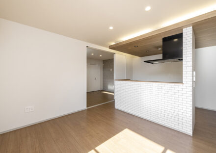 名古屋市北区の約60坪の土地の木造3階建てアパートの間接照明からのやわらかい光が届くLDK