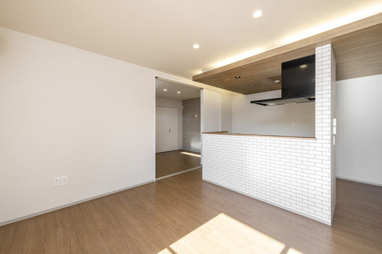 名古屋市北区の約60坪の土地の木造3階建てアパートの間接照明からのやわらかい光が届くLDK