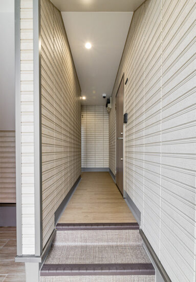 名古屋市北区の木造3階建てアパートの木目調の床のエントランスホール