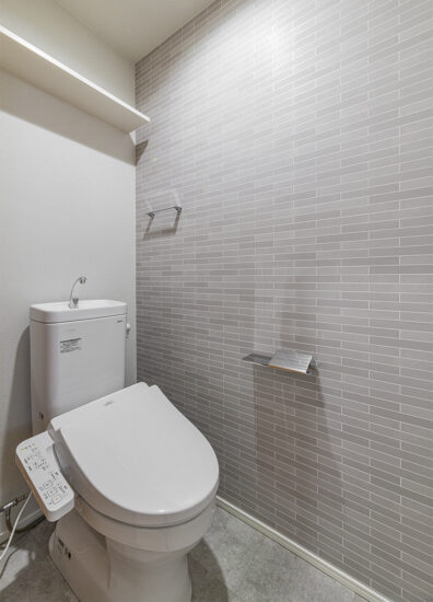 名古屋市北区の木造3階建てアパートの棚もあり、ペーパーホルダーに小物置きの付きの便利なトイレ