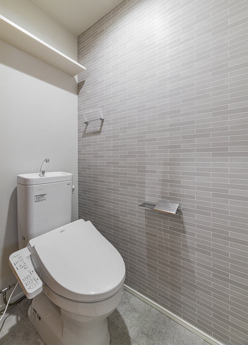 名古屋市北区の木造3階建てアパートの棚もあり、ペーパーホルダーに小物置きの付きの便利なトイレ