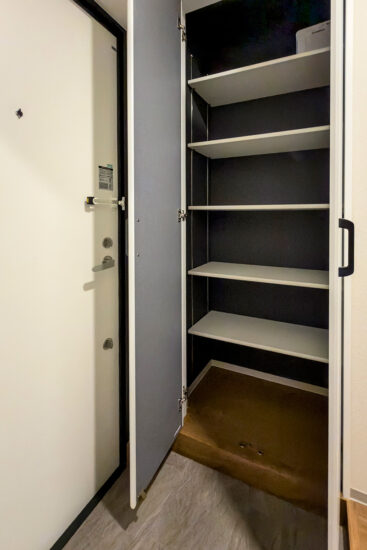 名古屋市北区の約60坪の土地の木造3階建てアパートの高さと奥行きのある大容量のシューズボックス