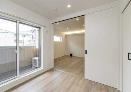 名古屋市北区の木造3階建てアパートの木目をふんだんに採用した、飽きのこないナチュラルテイストのLDKと洋室