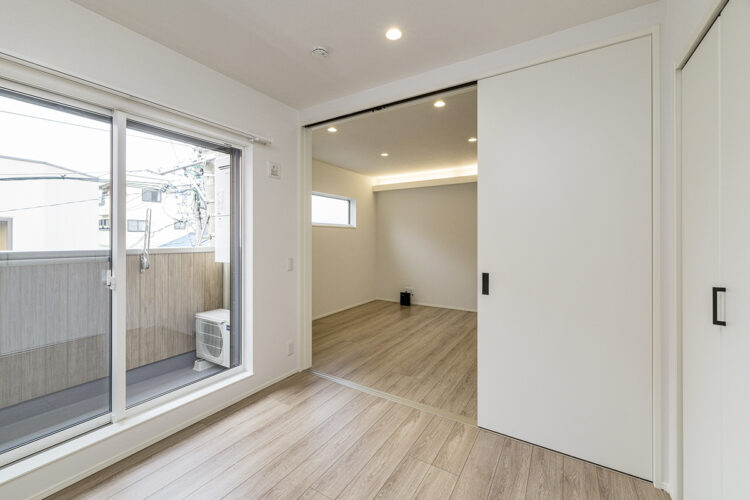 名古屋市北区の木造3階建てアパートの木目をふんだんに採用した、飽きのこないナチュラルテイストのLDKと洋室