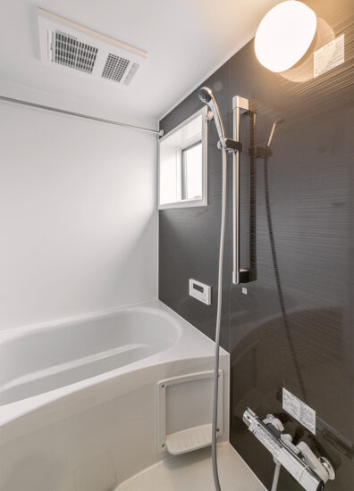 名古屋市北区の木造3階建てアパートの窓からの光が感じられるバスルーム