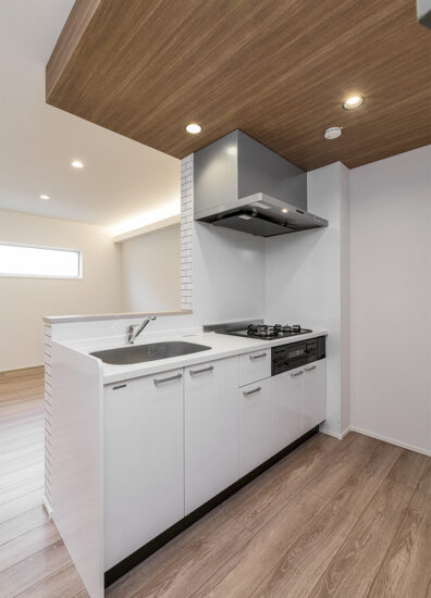 名古屋市北区の木造3階建てアパートの窓とおしゃれな間接照明の光が届くキッチン