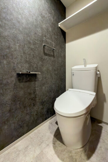 名古屋市北区の約60坪の土地の木造3階建てアパートの小物置きの付いたペーパーホルダーのあるトイレ