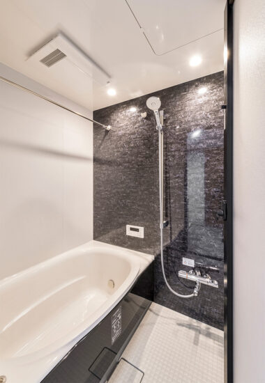 名古屋市北区の約60坪の土地の木造3階建てアパートの壁一面に収納があるモダンなデザインの洋室