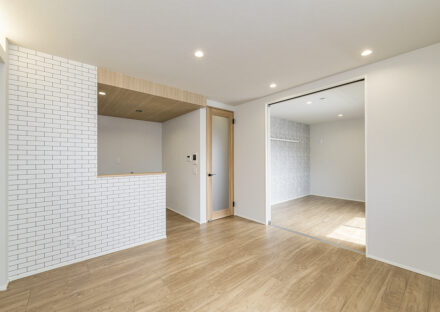 名古屋市北区の木造3階建てアパートの引き戸を開放することで、リビングと一体化して利用できる洋室