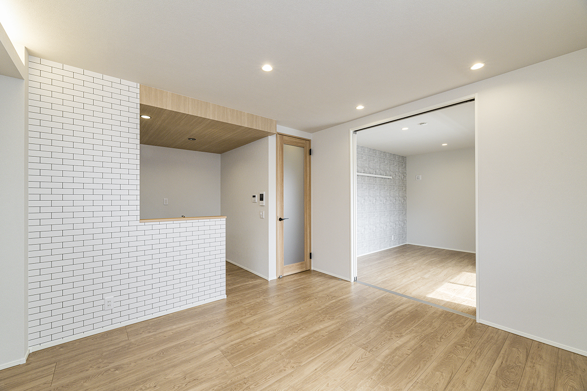 名古屋市北区の木造3階建てアパートの引き戸を開放することで、リビングと一体化して利用できる洋室