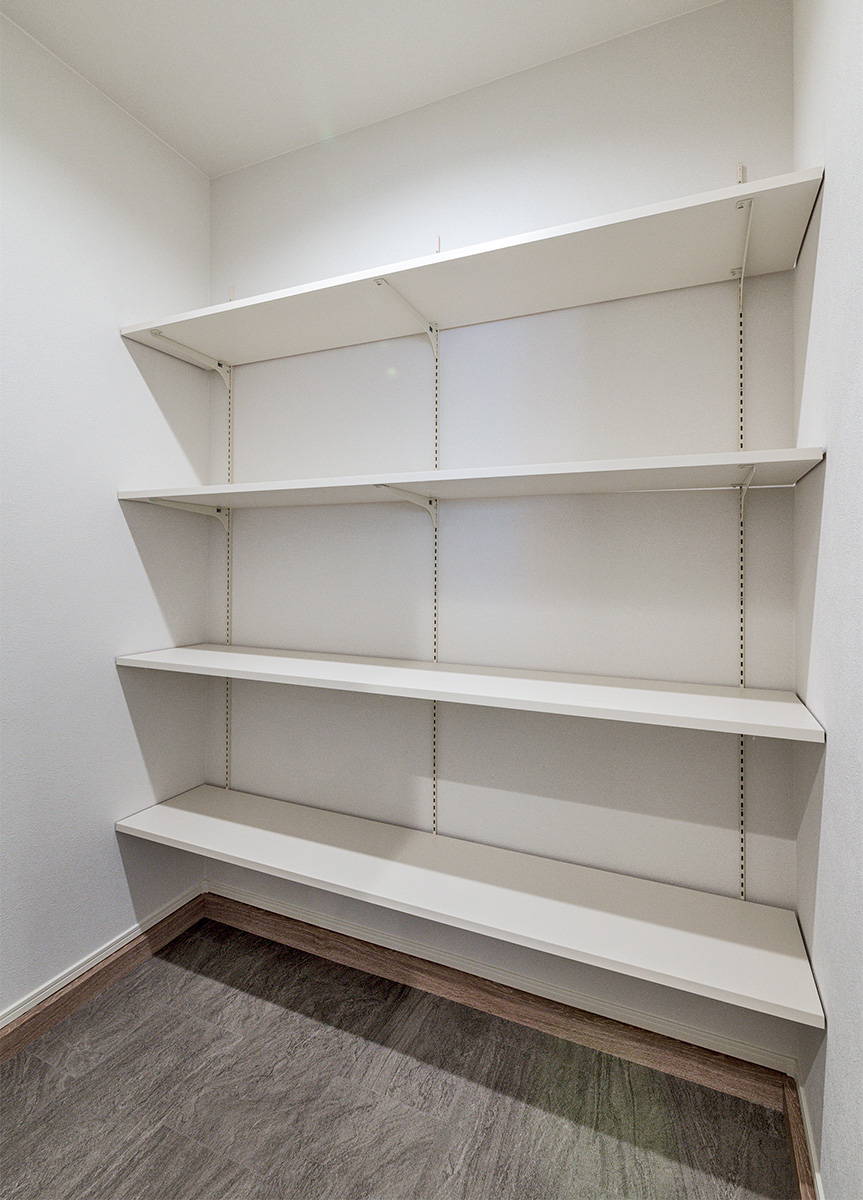 名古屋市北区の木造3階建てアパートのたっぷり収納できる、土間続きの便利なシューズクローゼット