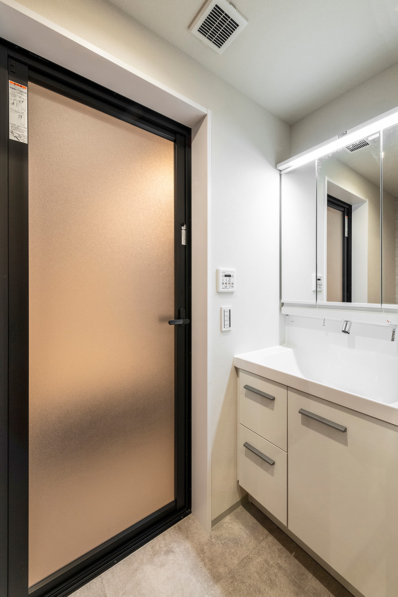 名古屋市北区の約60坪の変形地の土地活用:木造3階建てアパートのモノトーンの配色と清掃性に優れた最新設備を両立させた洗面室