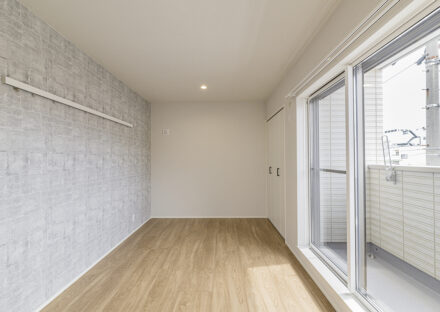 名古屋市北区の木造3階建てアパートのお気に入りの服や帽子を飾れるおしゃれなナゲシフック付きの洋室