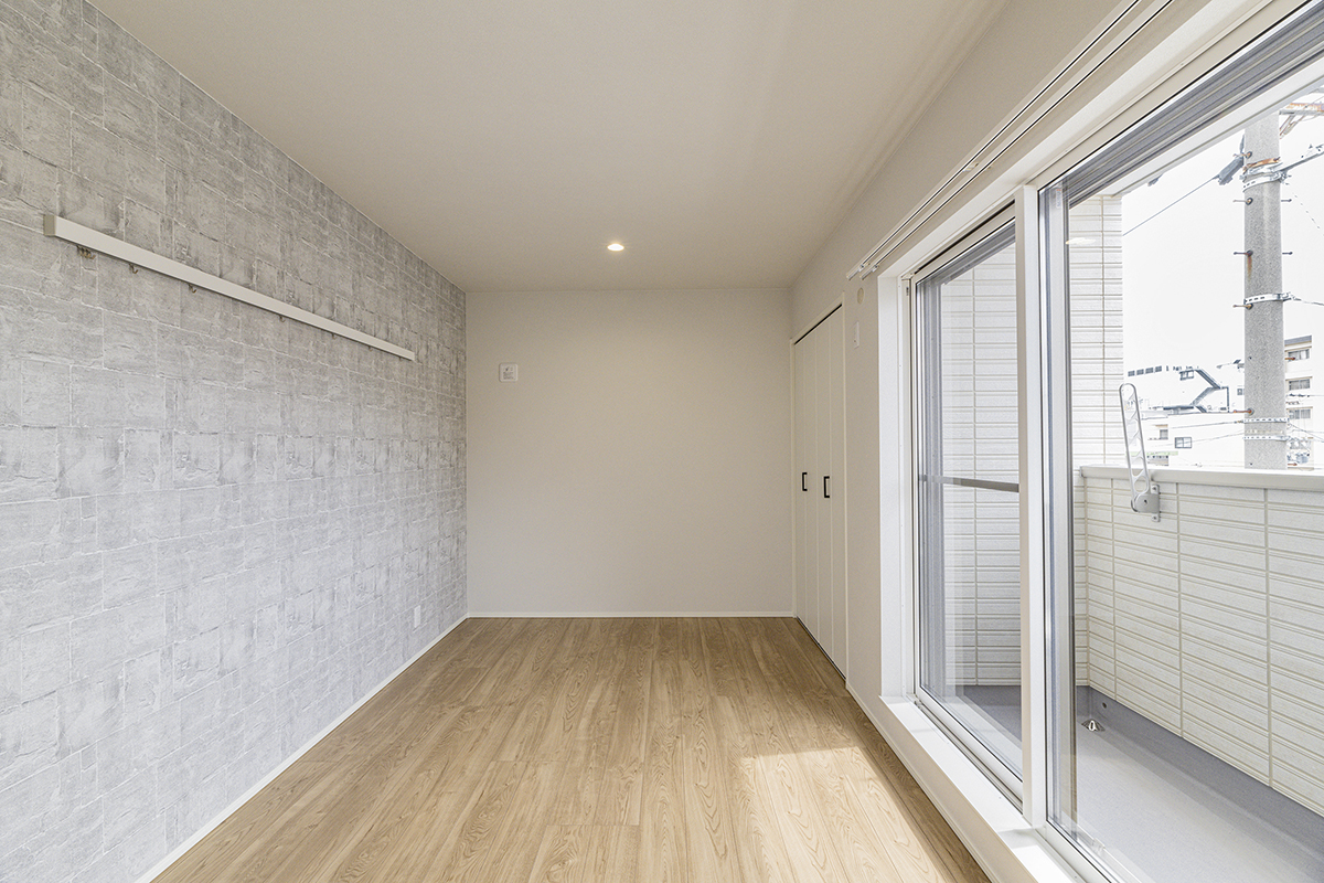 名古屋市北区の木造3階建てアパートの帽子やバッグ、お気に入りの服を飾れるおしゃれなナゲシフック付きの洋室