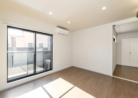 名古屋市北区の約60坪の土地の木造3階建てアパートのベランダと扉で開口部の大きさを調節できる洋室と繋がり奥行きを感じるLDK