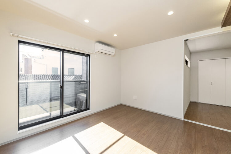 名古屋市北区の約60坪の土地の木造3階建てアパートのベランダと扉で開口部の大きさを調節できる洋室と繋がり奥行きを感じるLDK