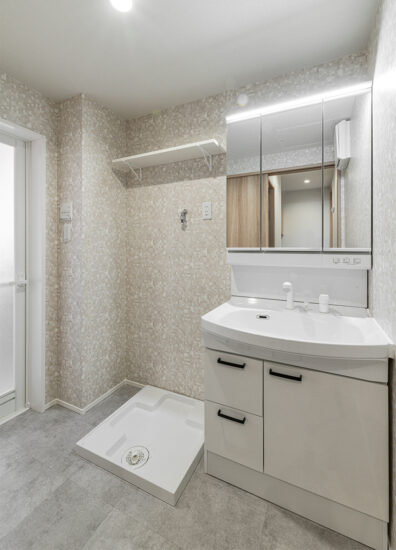 名古屋市北区の木造3階建てアパートの棚や収納も付いた洗面台のある便利な洗面室