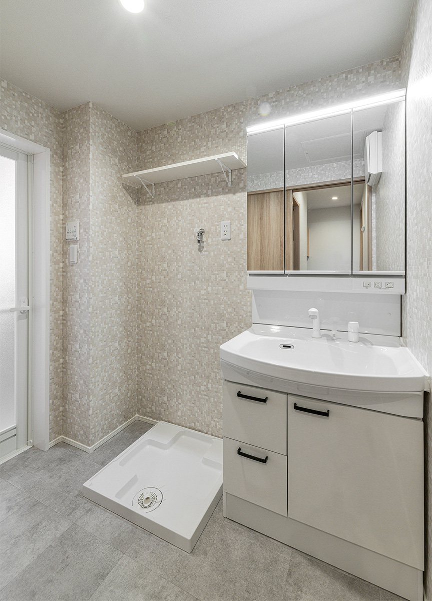 名古屋市北区の40坪土地活用:木造3階建てアパートの棚や収納も付いた洗面台のある便利な洗面室