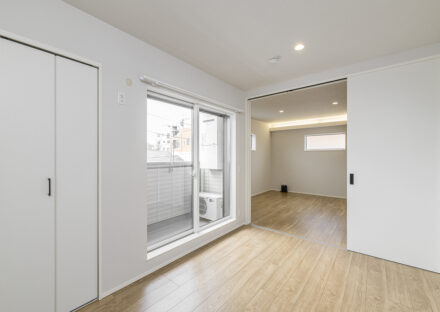 名古屋市北区の木造3階建てアパートの直接出られるバルコニーのある採光と通風に優れた心地よい空間の洋室