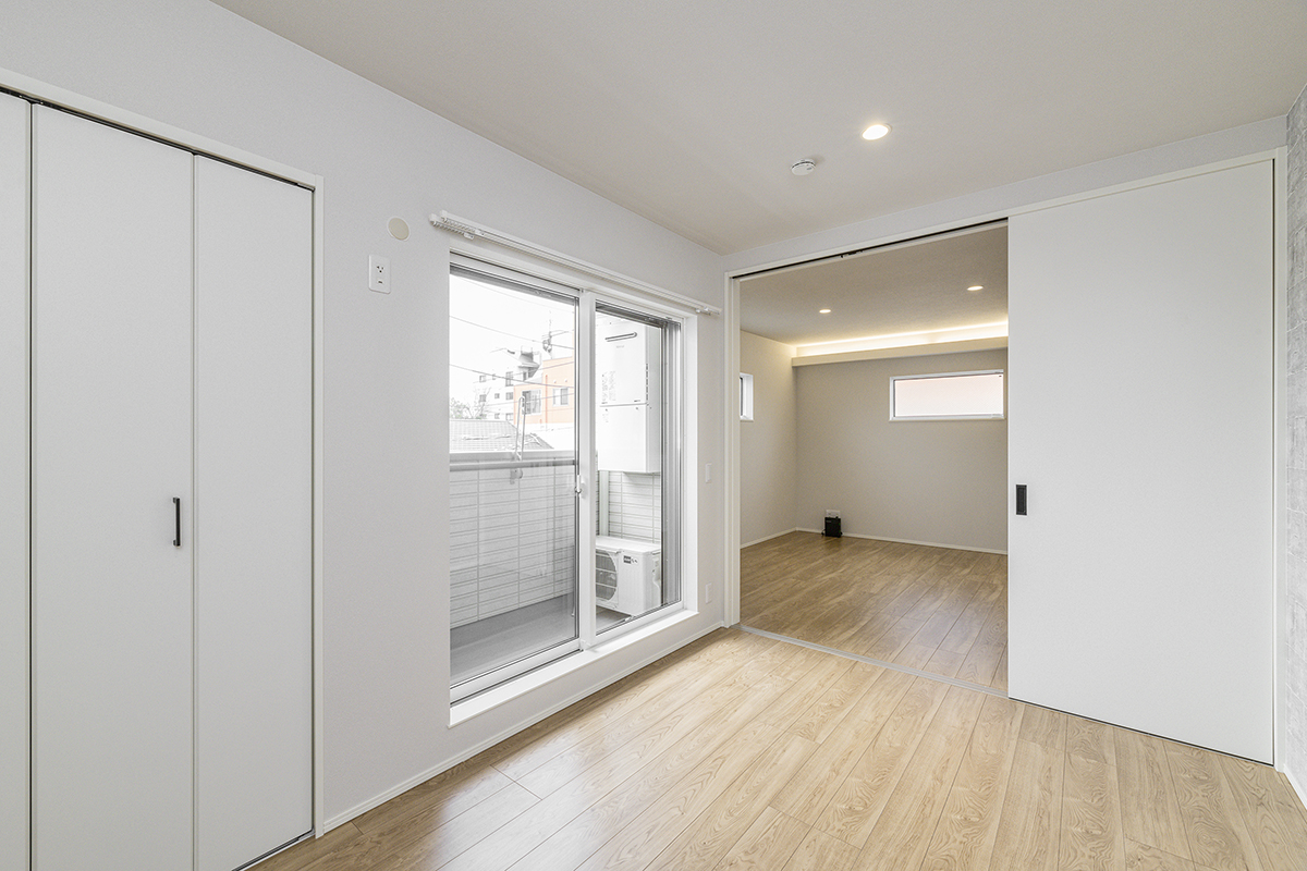 名古屋市北区の木造3階建てアパートの直接出られるバルコニーのある採光と通風に優れた心地よい空間の洋室