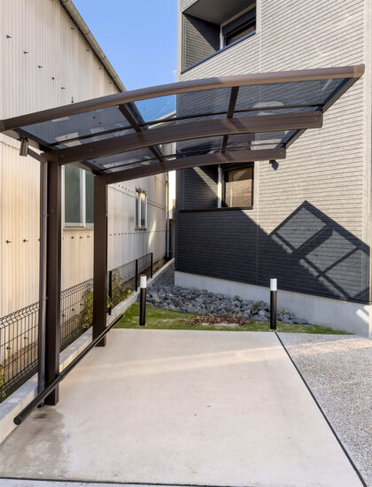 名古屋市北区の約60坪の土地の木造3階建てアパートの奥には癒しの庭のある屋根付きの駐輪場