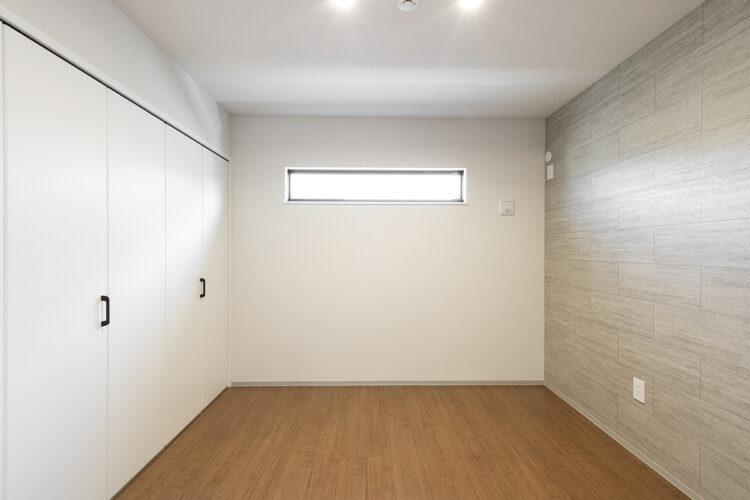 名古屋市北区の約60坪の土地の木造3階建てアパートのクローゼット付きの落ち着いた洋室