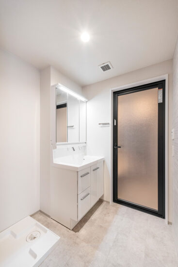 名古屋市北区の約60坪の土地の木造3階建てアパートの収納のを多い洗面台のある洗面室