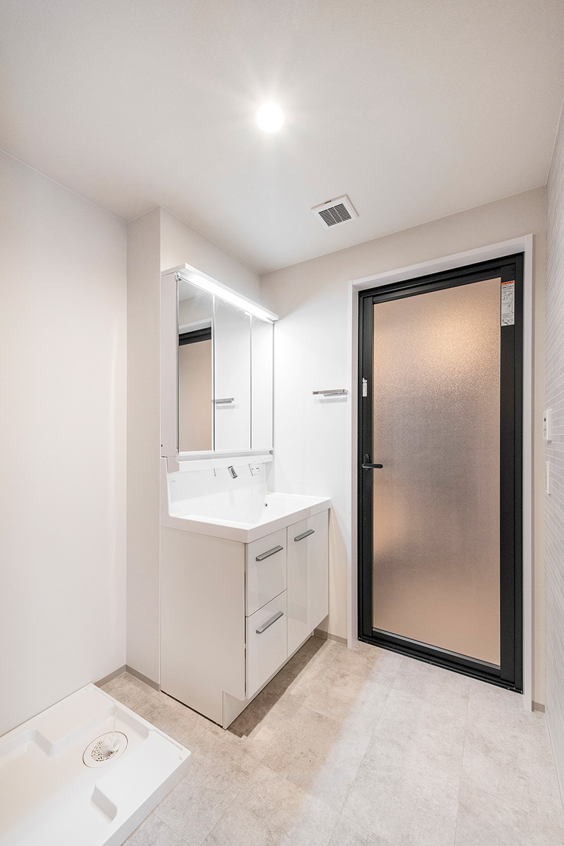 名古屋市北区の約60坪の土地の木造3階建てアパートの収納のを多い洗面台のある洗面室