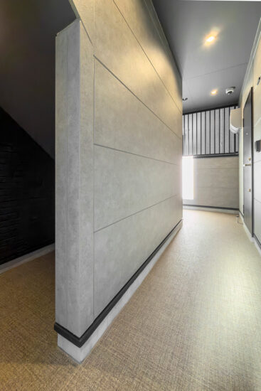 名古屋市北区の約60坪の土地の木造3階建てアパートのモダンな配色とダウンライトの光が調和する内階段設計