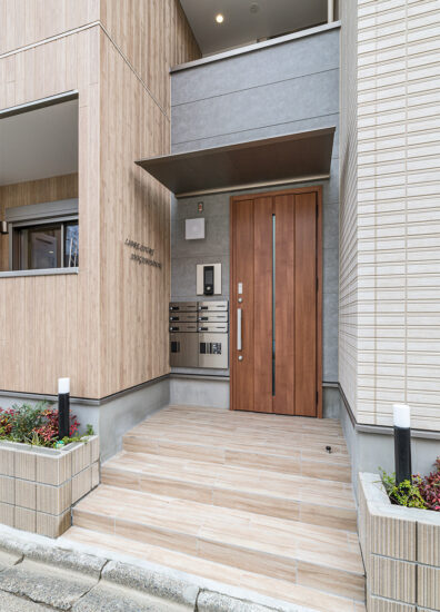 名古屋市北区の木造3階建てアパートのオートロック・宅配ボックス付きのエントランス