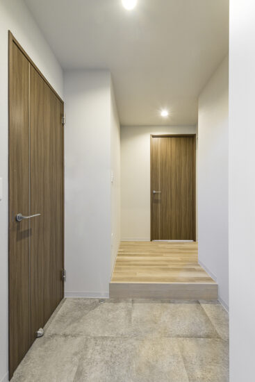 名古屋市緑区の駅近3階建て低層マンションの木目調のすっきりとした玄関