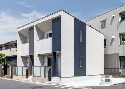 約40坪の土地のファミリー向けメゾネットアパートの建物横に2台分の駐車場を完備