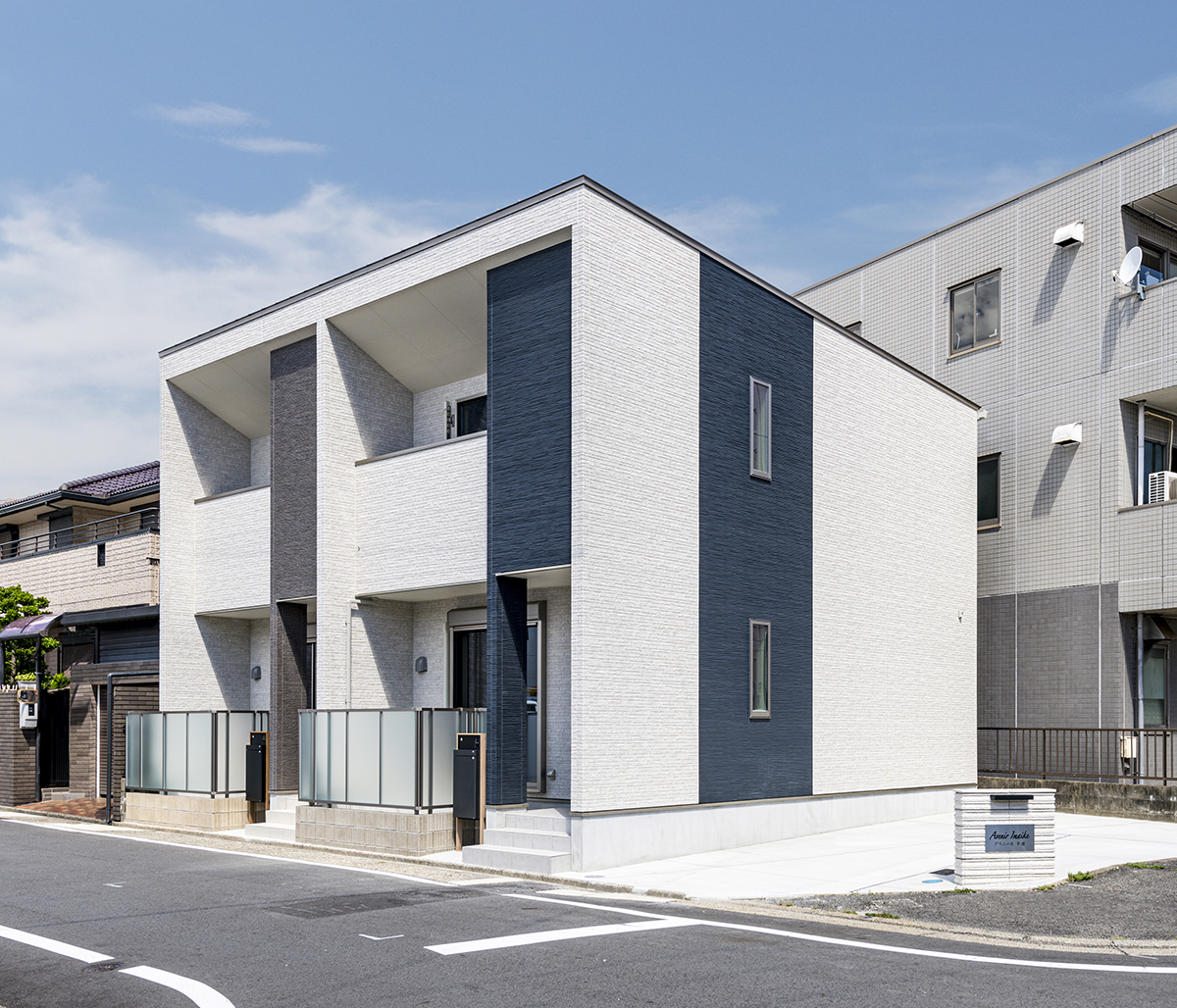 約40坪の土地のファミリー向けメゾネットアパートの建物横に2台分の駐車場を完備