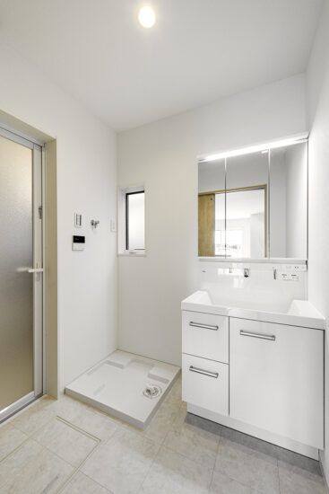 約40坪の土地のファミリー向けメゾネットアパートの鏡裏収納の付いた洗面台