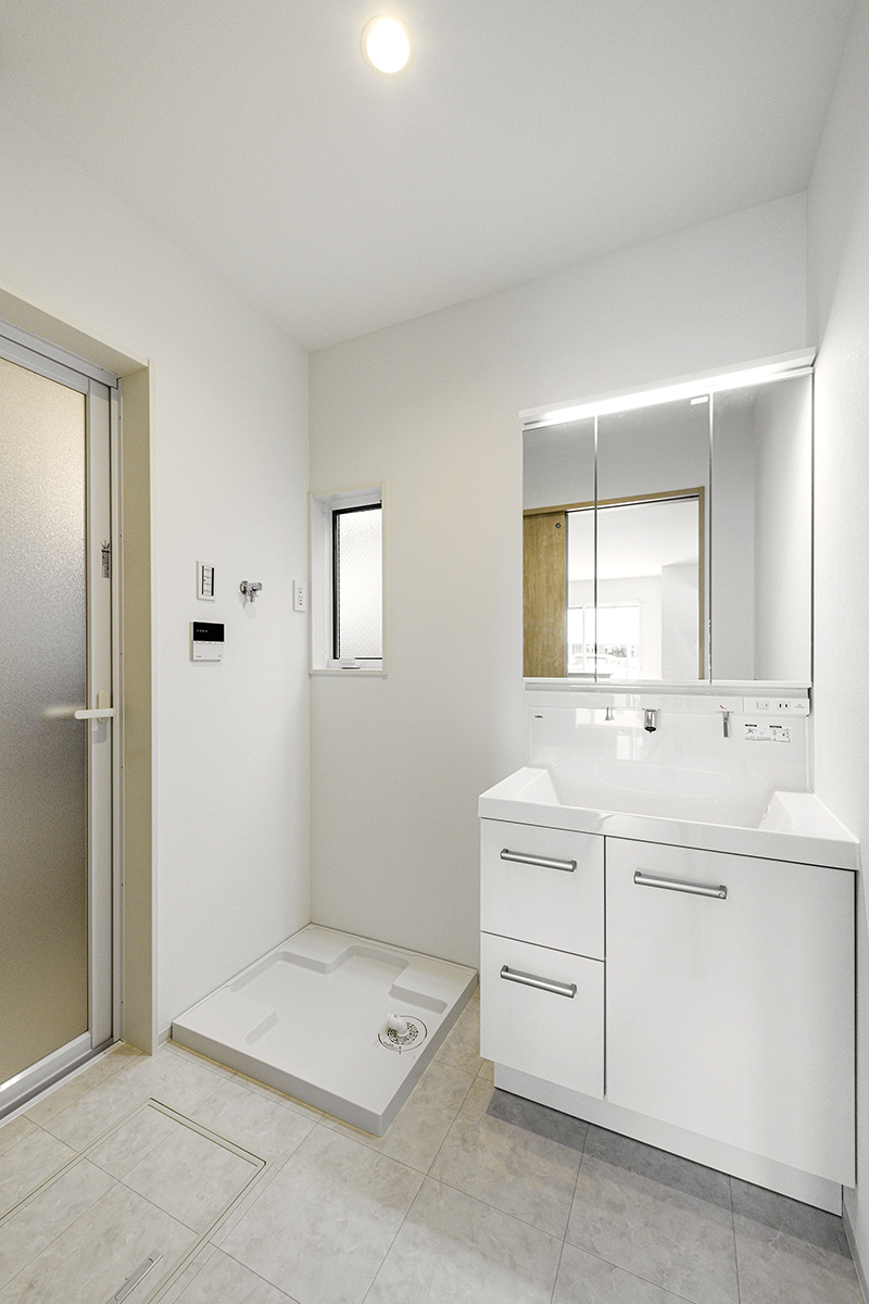 名古屋市千種区の約40坪のアパート経営:ファミリー向けメゾネットアパートの鏡裏収納の付いた洗面台