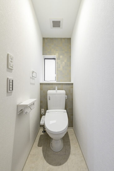 約40坪の土地のファミリー向けメゾネットアパートの棚・タオルハンガー付きのトイレ