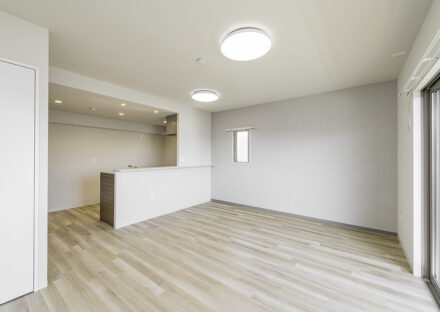 名古屋市緑区の駅近3階建て低層マンションのベランダと窓の付いた明るいLDK