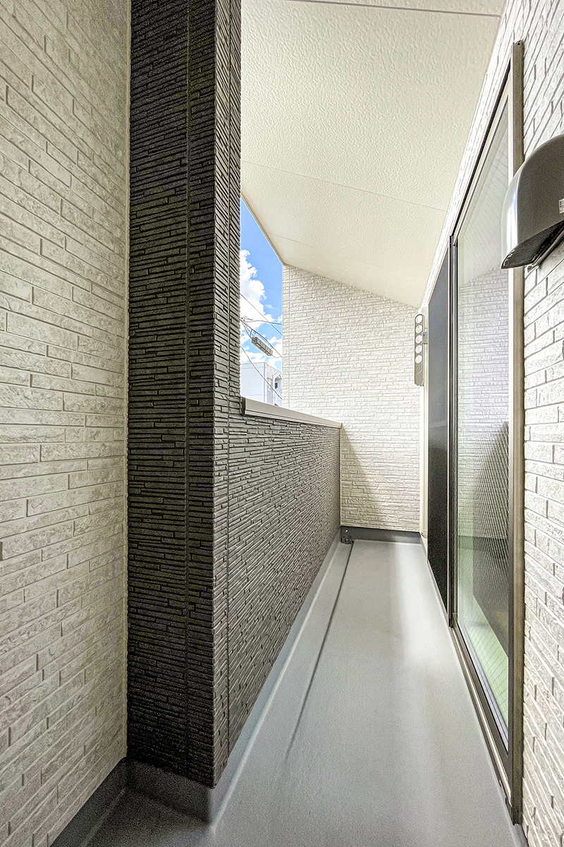 約40坪の土地のファミリー向けメゾネットアパートの日当たりの良い洗濯竿受けの付いたバルコニー