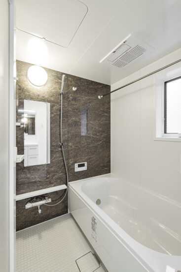 約40坪の土地のファミリー向けメゾネットアパートのゆったりとした広さの浴室