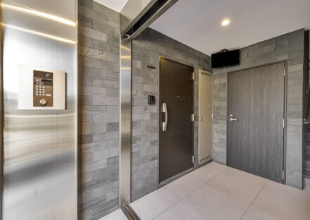 名古屋市緑区の駅近3階建て低層マンションのオートロック付きのモダンなエントランス