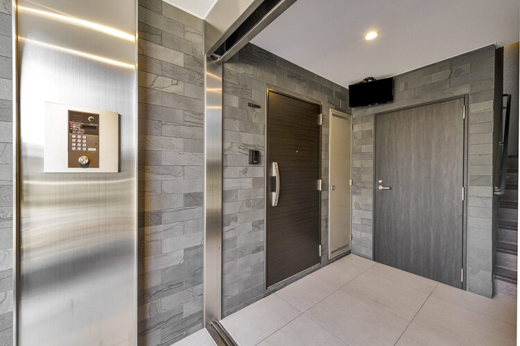 名古屋市緑区の駅近3階建て低層マンションのオートロック付きのモダンなエントランス