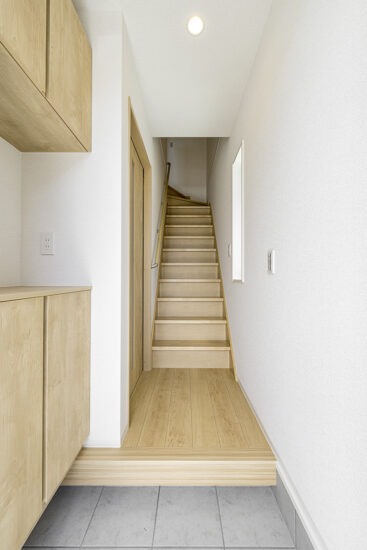 約40坪の土地のファミリー向けメゾネットアパートのシューズボックス・階段のある玄関
